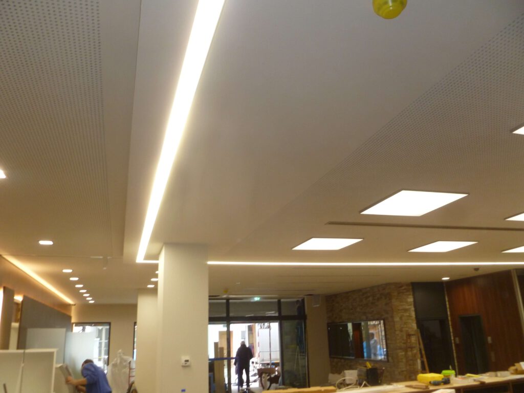 Akustikdecke mit Spotlights