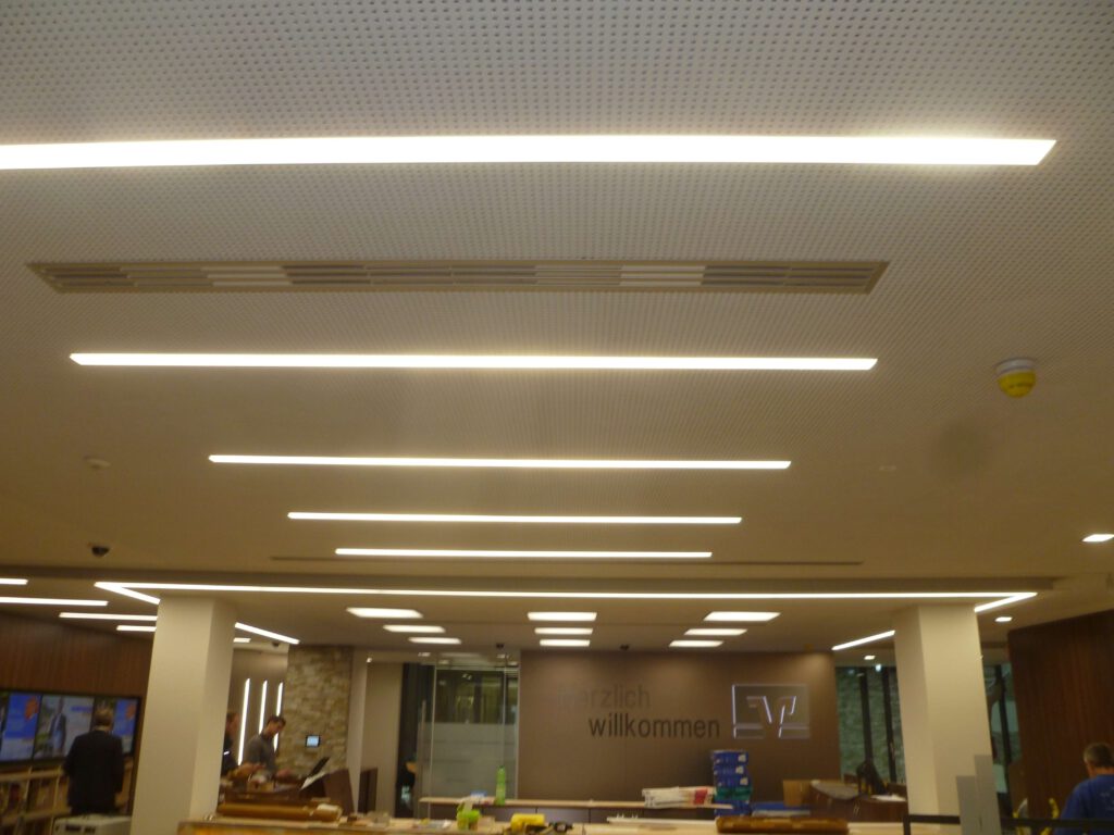 Akustikdecke mit Spotlights